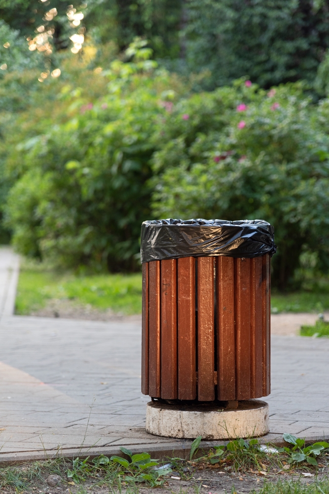 Kosz na śmieci w parku